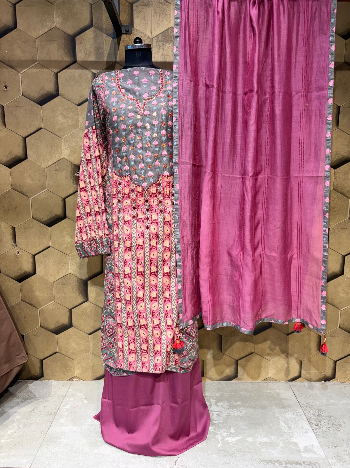 Premium pure cotton in an elegant combination of soft grey and deep onion pink tones