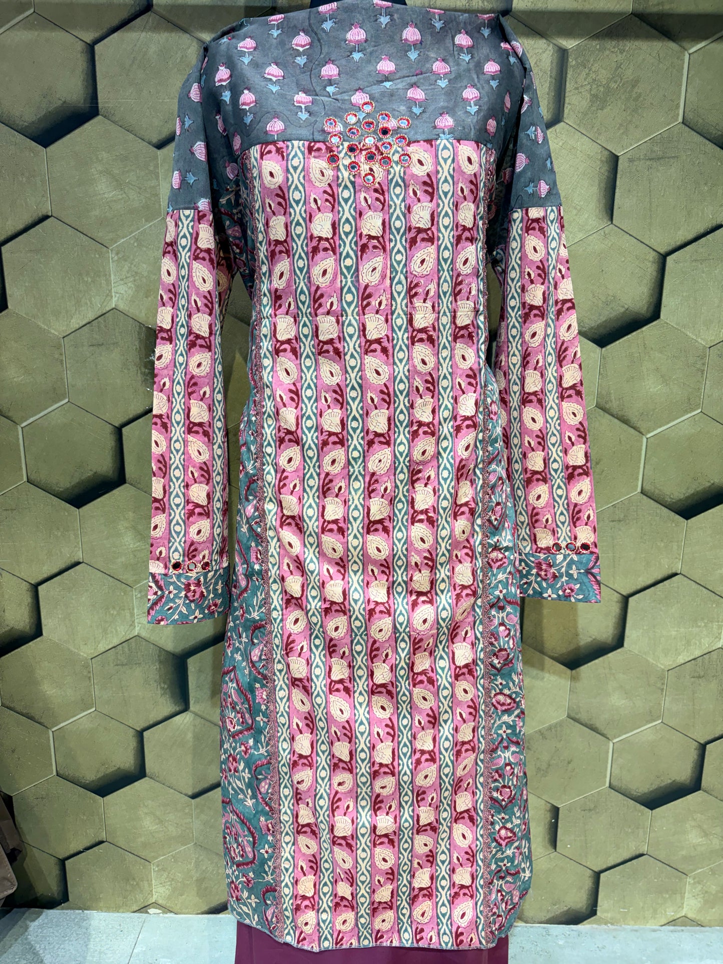 Premium pure cotton in an elegant combination of soft grey and deep onion pink tones