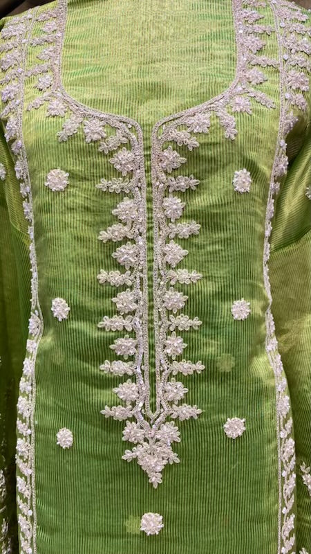 Soft tissue outfit with embroidery