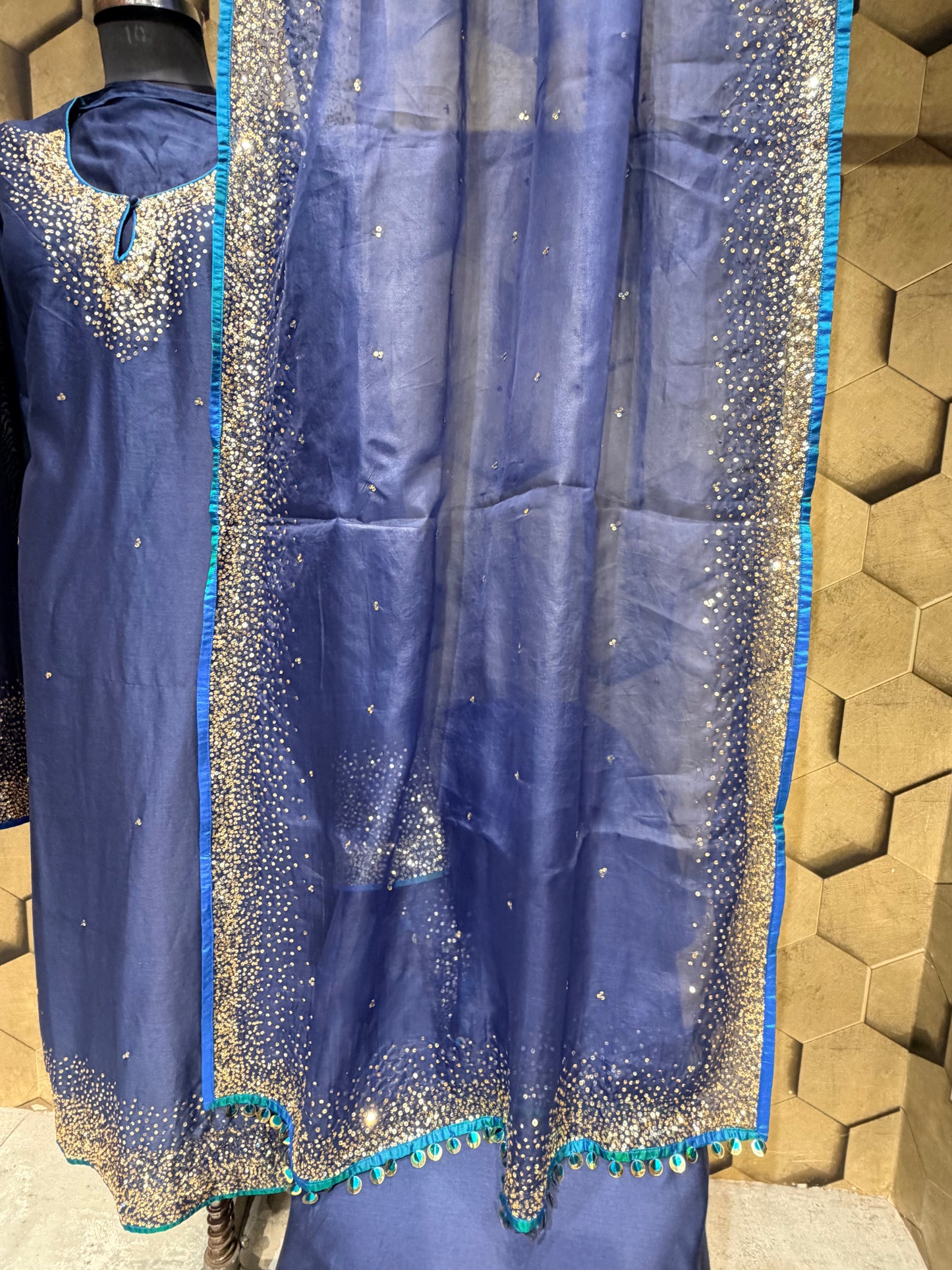 A timeless blend of royalty, shimmer & elegance in exquisite Chanderi — made to make an impression