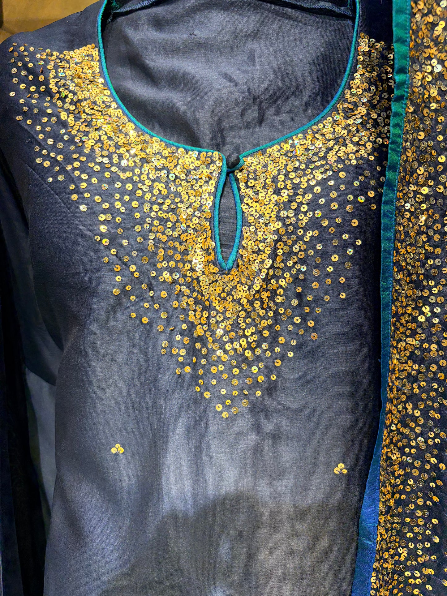 A timeless blend of royalty, shimmer & elegance in exquisite Chanderi — made to make an impression