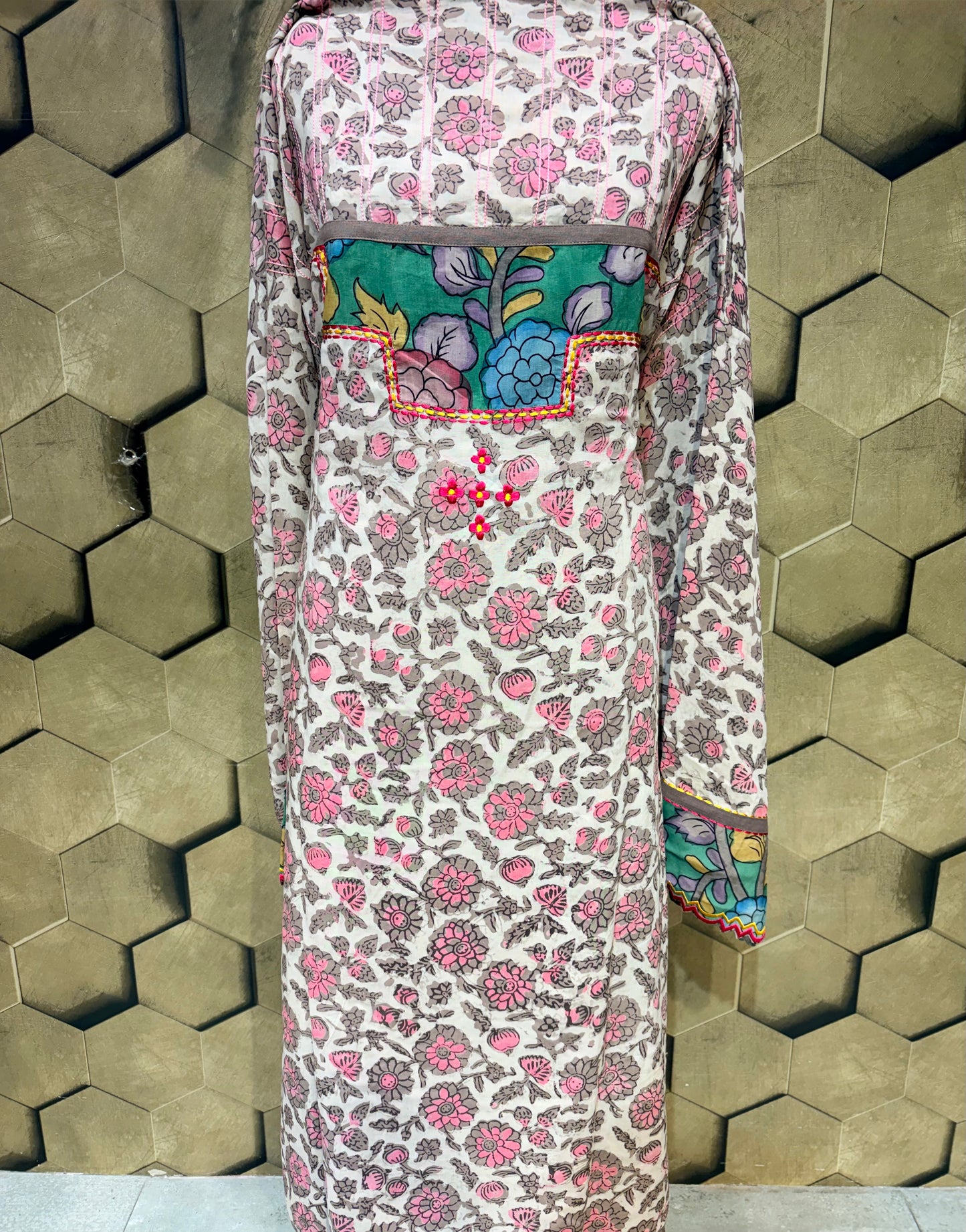 Premium Modal Ensemble with Handcrafted Kalamkari Elegance