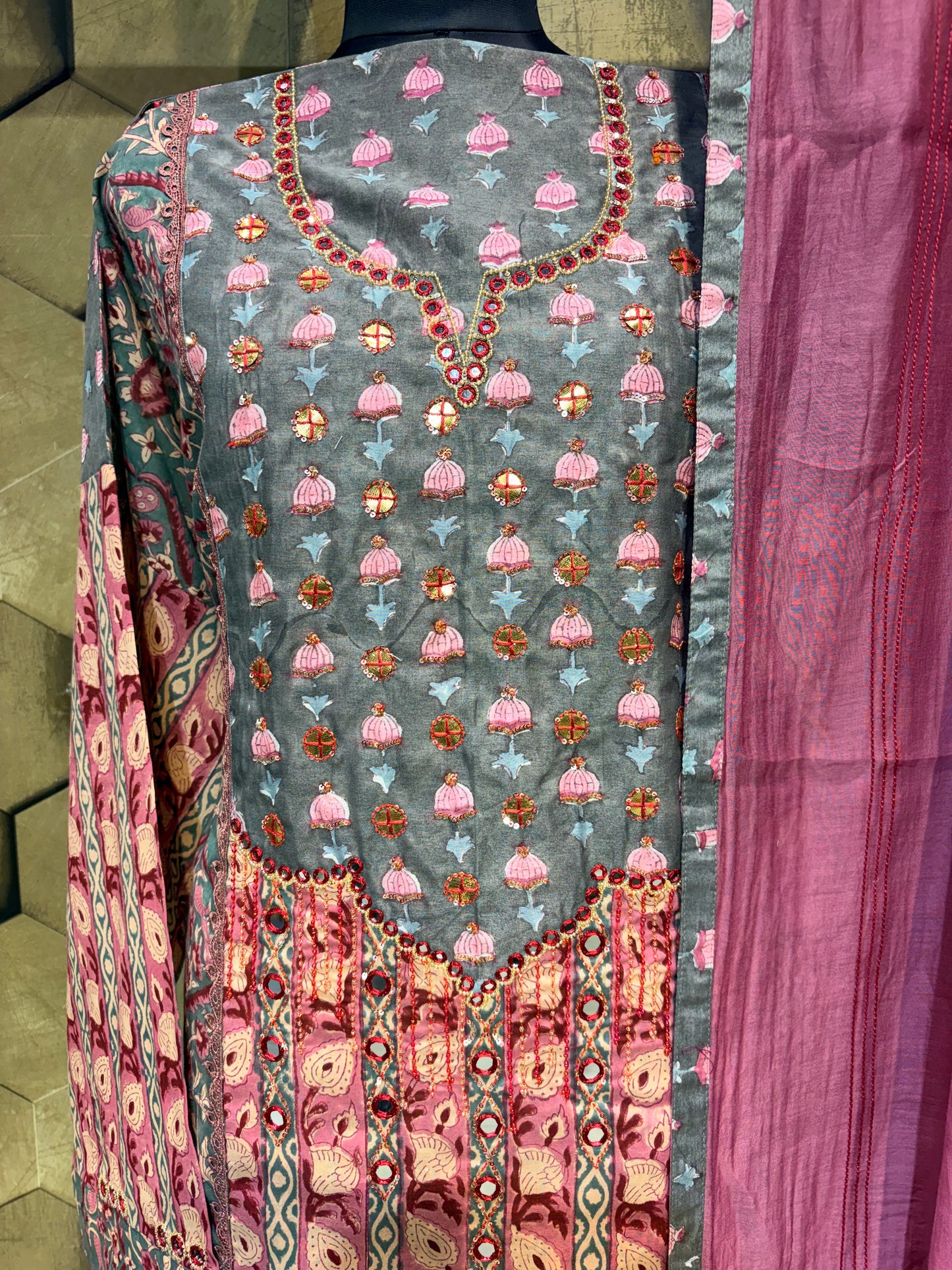 Premium pure cotton in an elegant combination of soft grey and deep onion pink tones