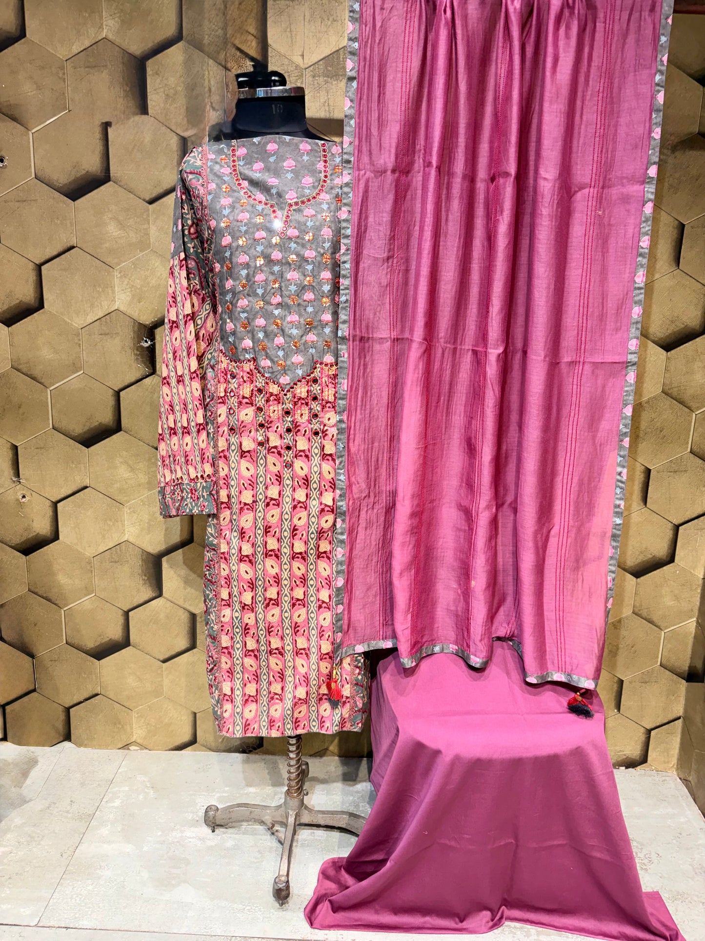 Premium pure cotton in an elegant combination of soft grey and deep onion pink tones