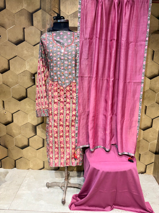 Premium pure cotton in an elegant combination of soft grey and deep onion pink tones