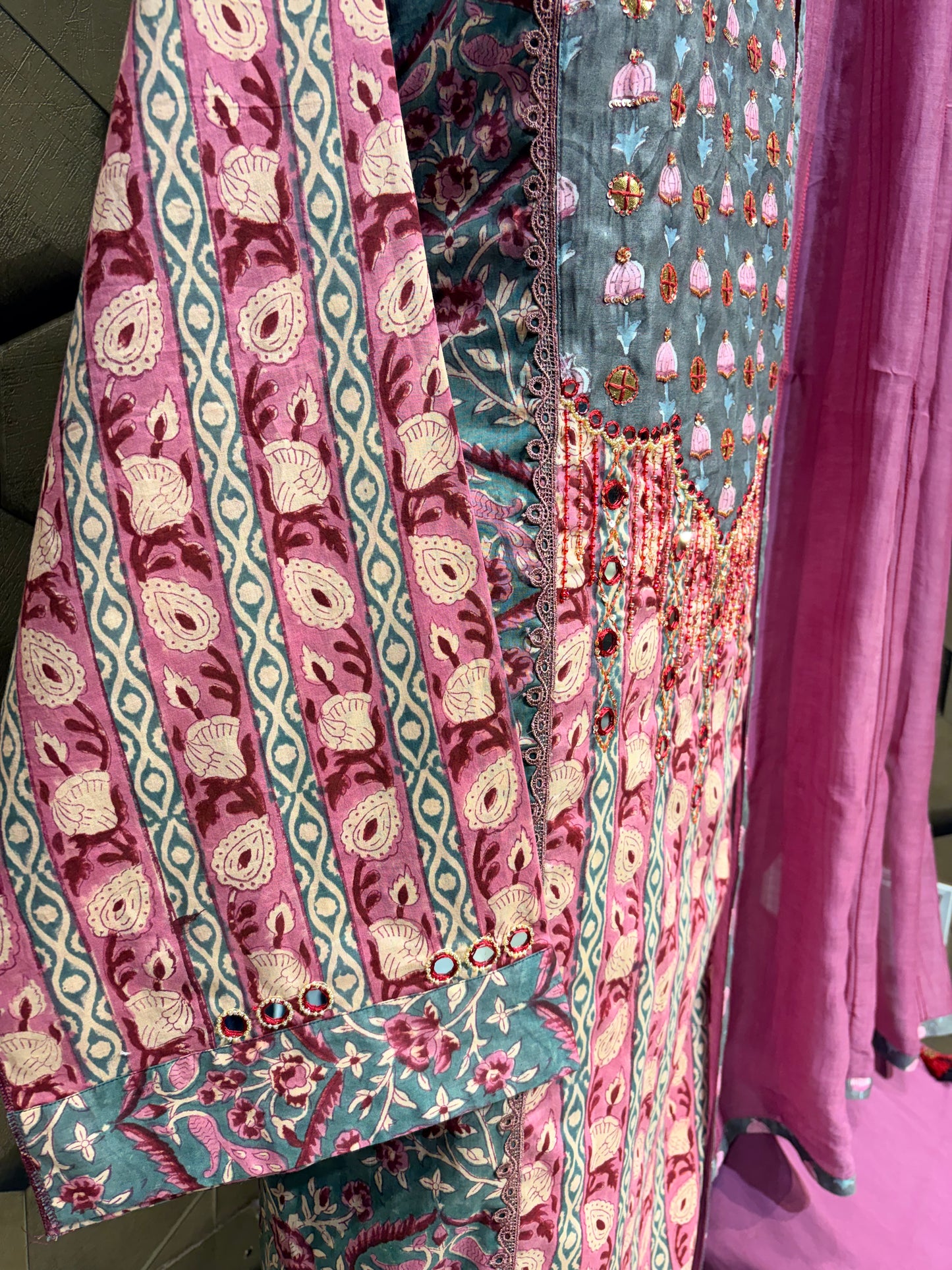 Premium pure cotton in an elegant combination of soft grey and deep onion pink tones