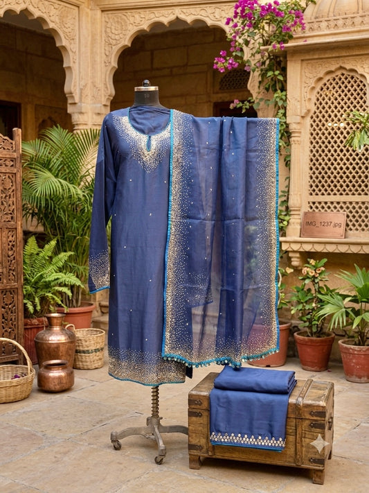 A timeless blend of royalty, shimmer & elegance in exquisite Chanderi — made to make an impression
