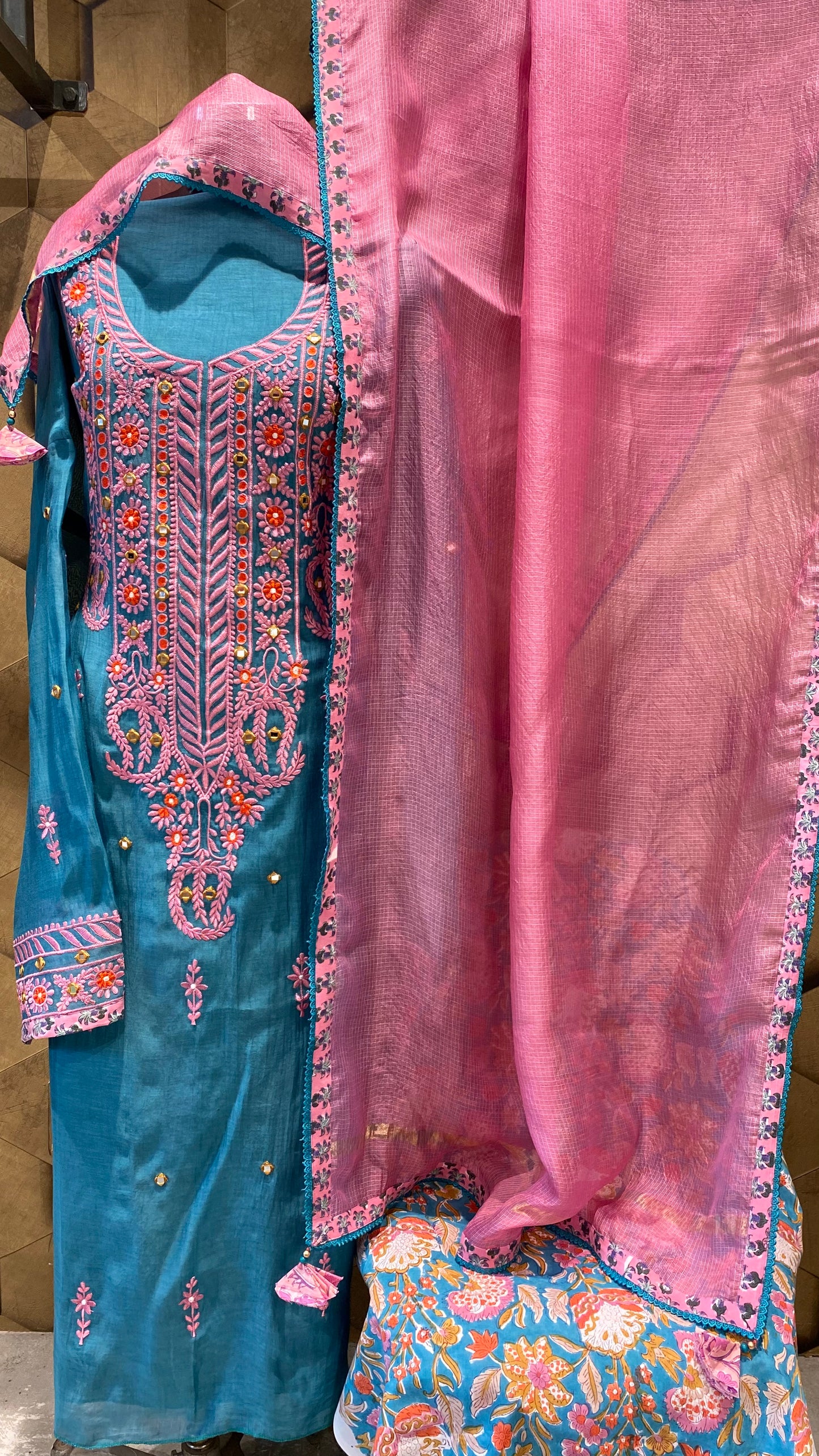 An elegant colour combo in mul chanderi